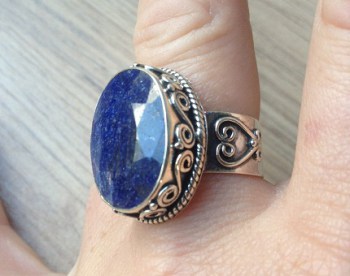 Zilveren edelsteen ring met Saffier in bewerkte setting maat 19 